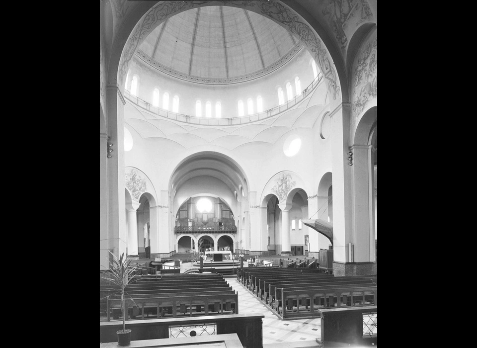 Ambonplein 79 Gerardus Majellakerk interieur (1970)